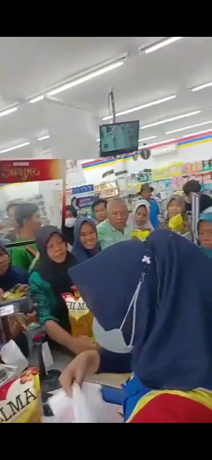 Stok Minyak Goreng Rp14 Ribu di Mamuju Terbatas, Warga yang Sudah Antre Panjang Kecewa tak Kebagian